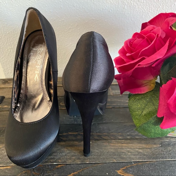 Traffic Satin Pumps (Size 6).🌹 - Picture 5 of 16
